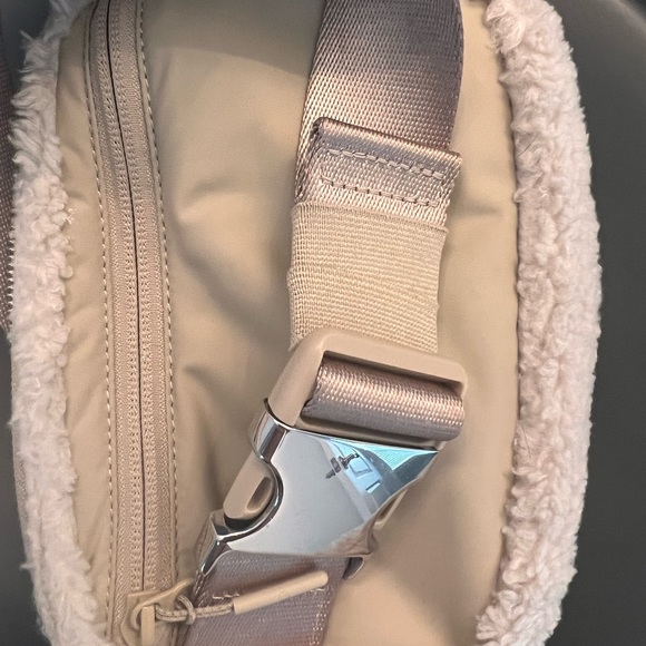 Lulu fleece belt bag . I used it for the weekend it’s in excellent condition - Picture 7 of 12